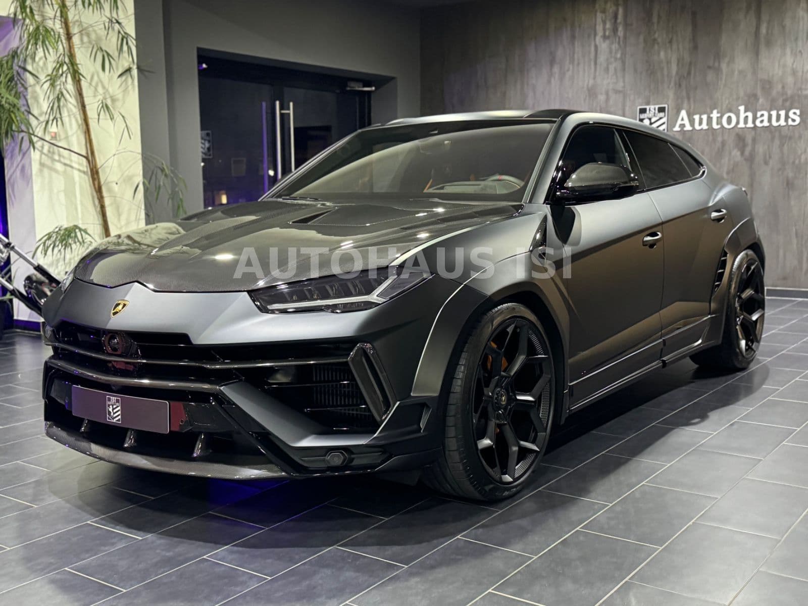 LAMBORGHINI Urus - Bild 1