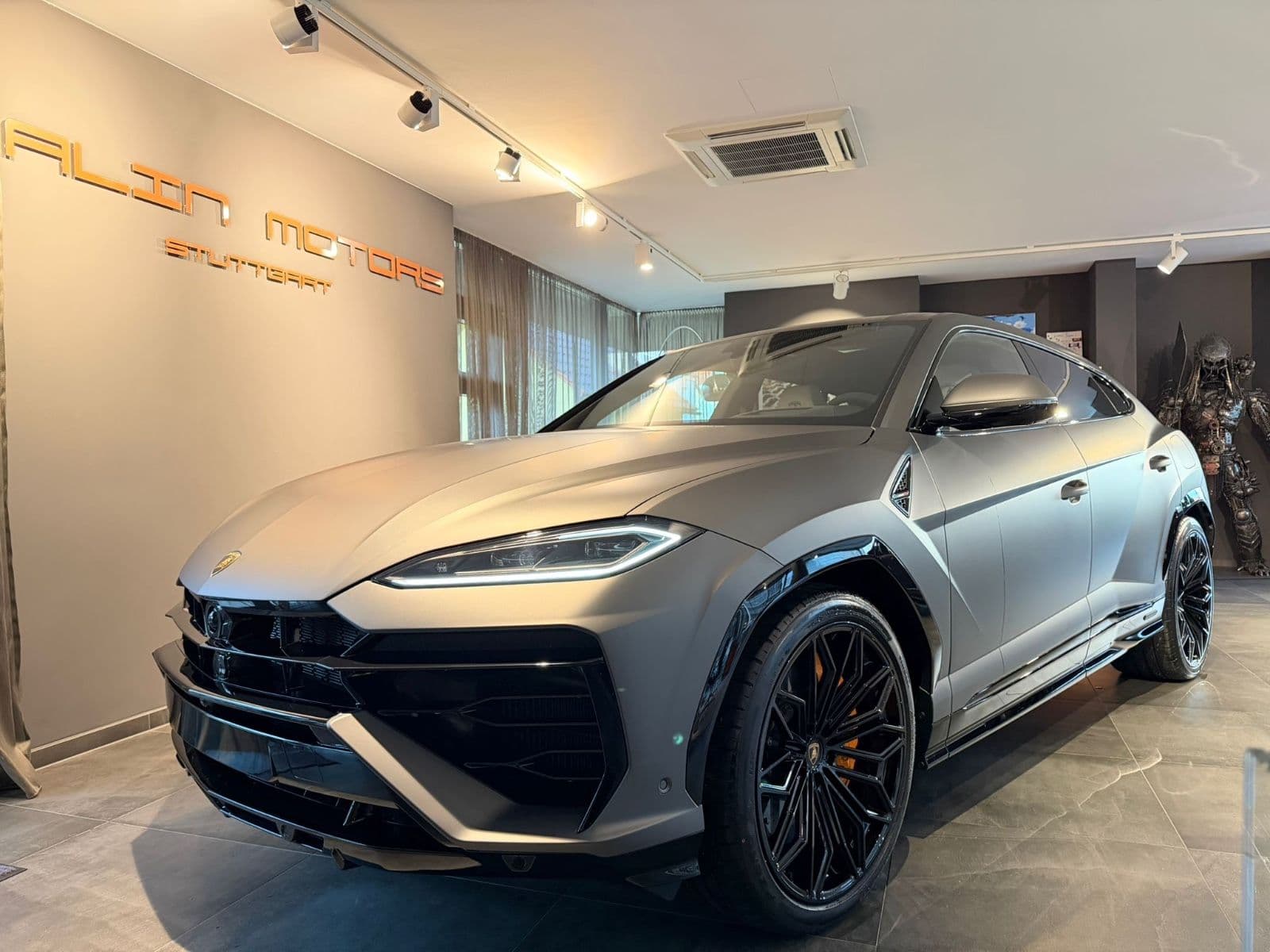 LAMBORGHINI Urus - Bild 1