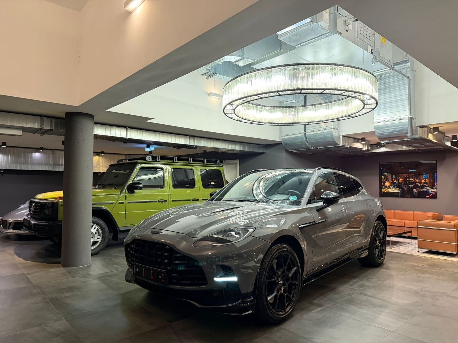 ASTON MARTIN DBX - Bild 1