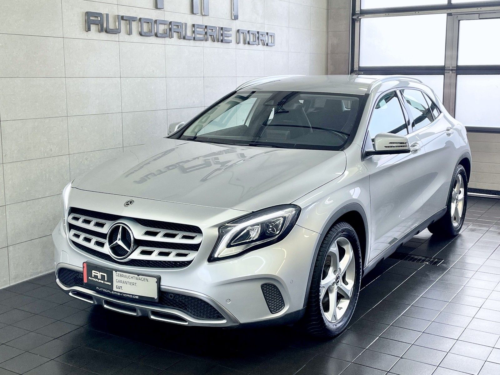 Mercedes-Benz GLA 180 GLA 180 LED-High-Performance+Navi+Carplay+DAB