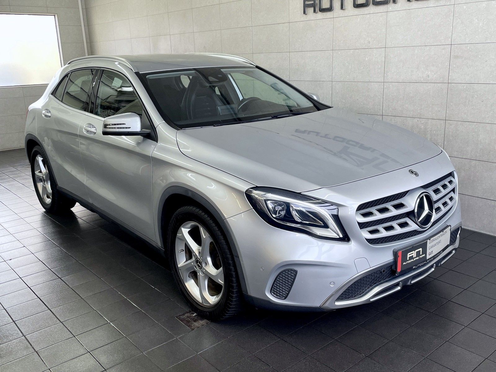 Mercedes-Benz GLA 180 GLA 180 LED-High-Performance+Navi+Carplay+DAB