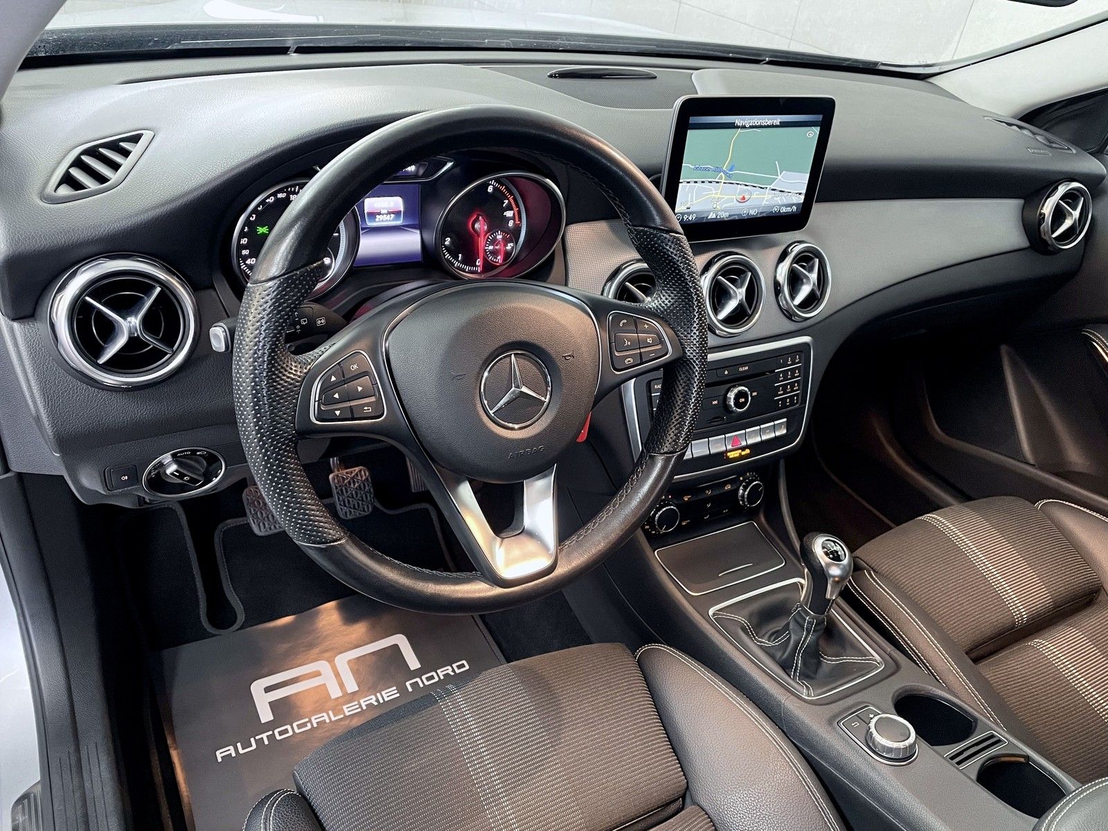 Mercedes-Benz GLA 180 GLA 180 LED-High-Performance+Navi+Carplay+DAB