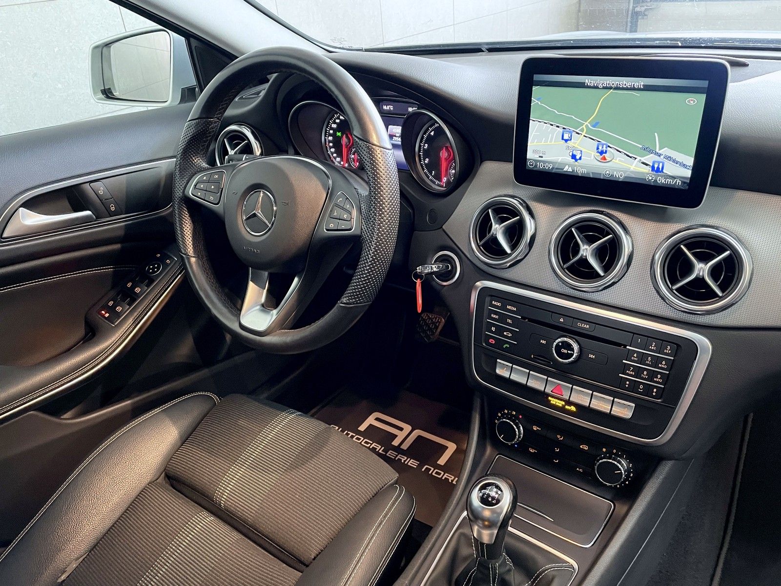 Mercedes-Benz GLA 180 GLA 180 LED-High-Performance+Navi+Carplay+DAB